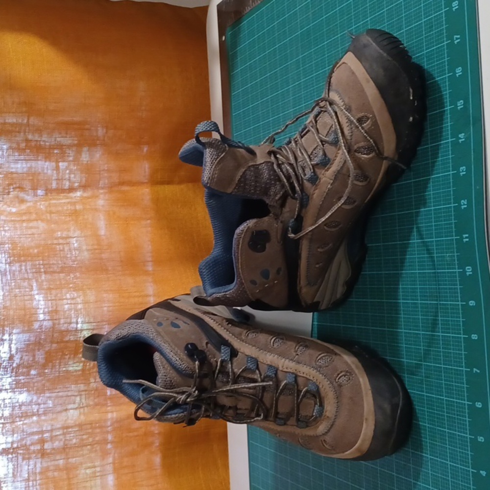 MERRELL Women's lace-up CHAMELEON ARC 2 size 9.5 tan, brown, and blue color